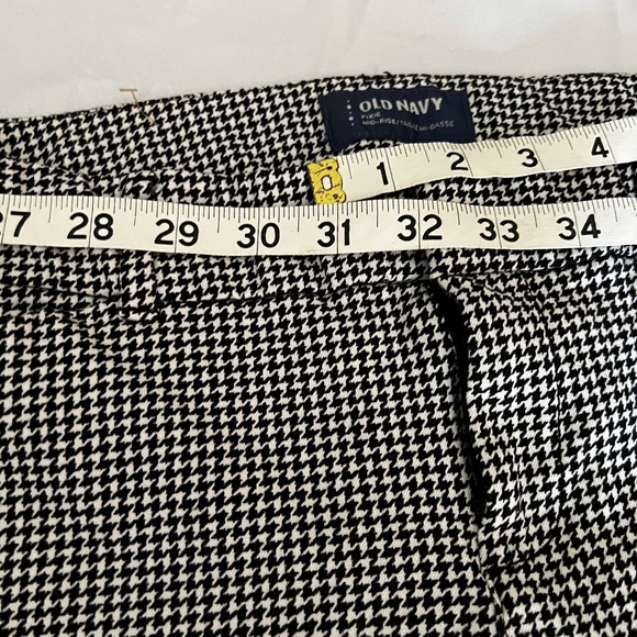 Black and white old navy capris. Pixie. Midrise. 4 regular. - Picture 6 of 7